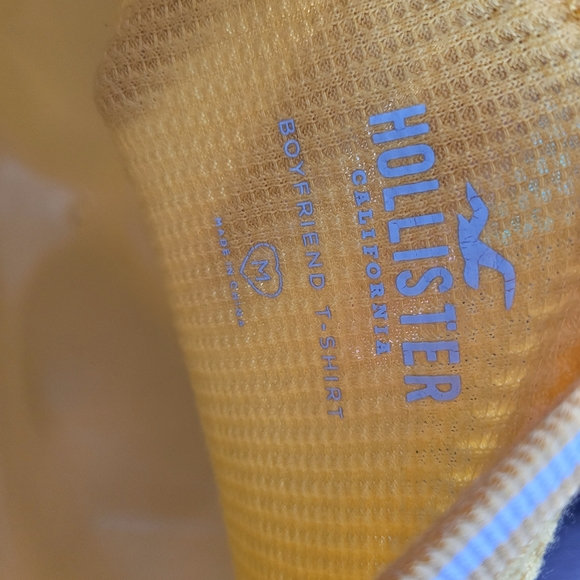 ⭐️Hollister Boyfriend T-Shirt⭐️ - Picture 2 of 3